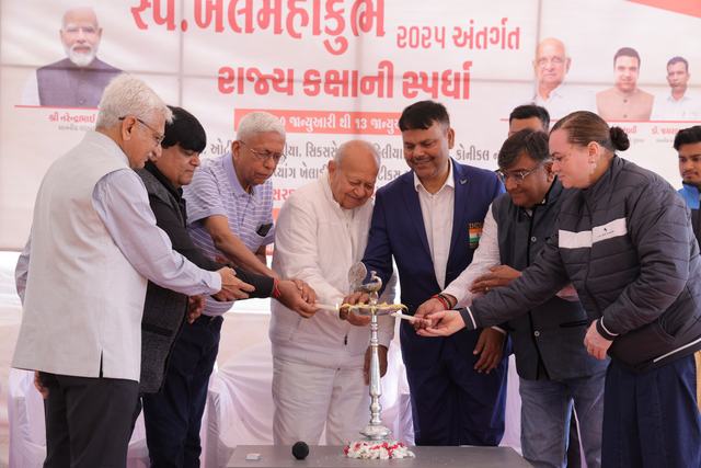 સ્પર્ધાના ઉદ્ઘાટન માટે મહેમાનો દીપ પ્રાગટ્ય કરે છે