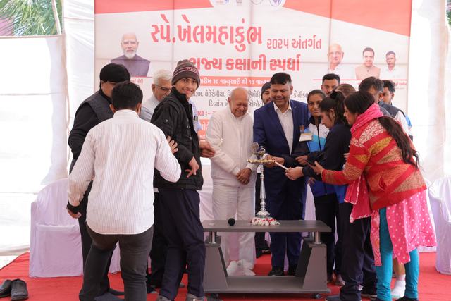 દીપ પ્રાગટ્ય સમયે મહેમાનો અને એક ખેલાડી