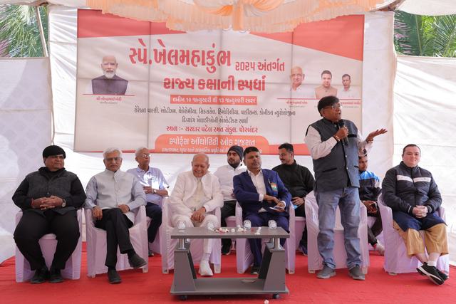 ઉદ્ઘાટન સમારોહમાં મંચ પર મહેમાનો