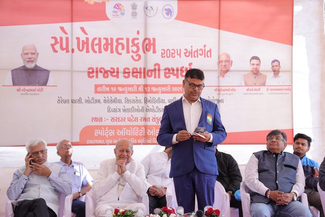 ઉદ્ઘાટન સમારોહમાં વક્તા મહેમાનોને સંબોધે છે