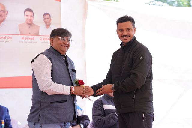 મહેમાનો ફૂલોથી એકબીજાનું સ્વાગત કરે છે