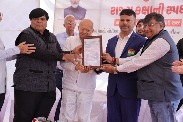 મંચ પર સન્માનપત્ર અર્પણ