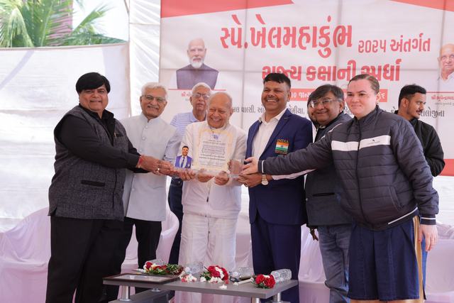 મહેમાનો મંચ પર સ્મૃતિચિહ્ન અર્પણ કરે છે