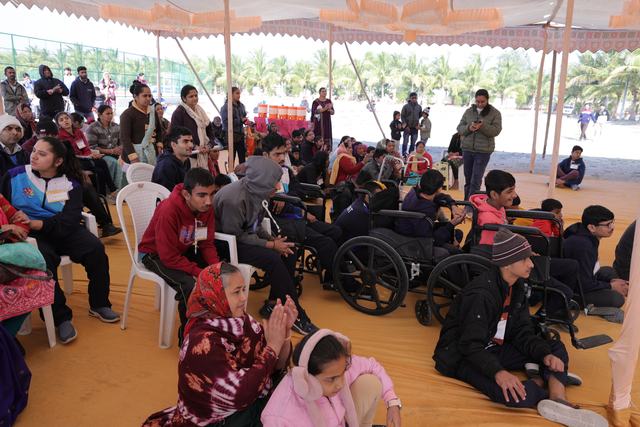 પોતાની સ્પર્ધાની રાહ જોતા ખેલાડીઓ અને પરિવારો