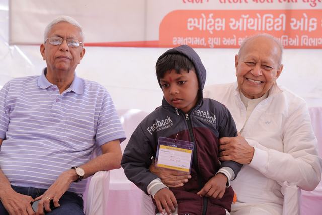 મહેમાનો સાથે એક યુવા ખેલાડી