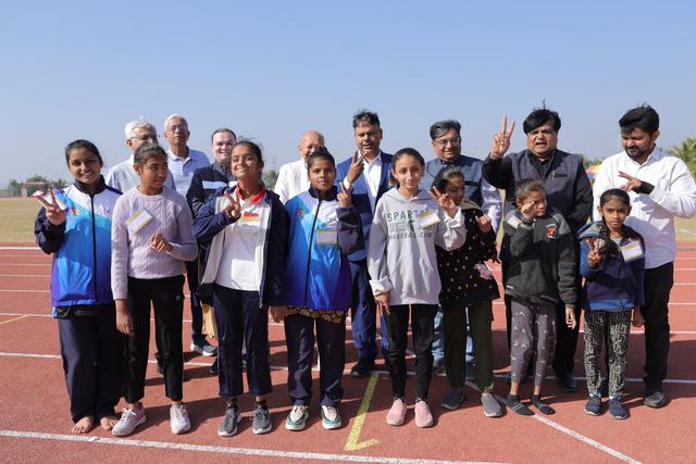 રનિંગ ટ્રેક પર ખેલાડી બહેનો અને અધિકારીઓ
