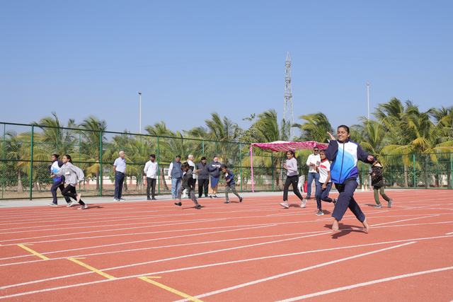 ટ્રેક પર દોડતી ખેલાડી બહેન