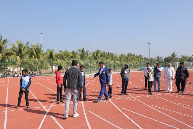 શરૂઆતની રેખા પર ગોઠવાયેલા ખેલાડીઓ