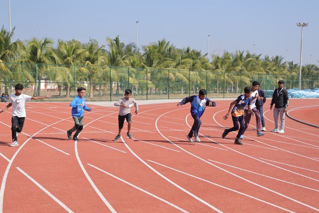 વળાંક પર દોડતા ખેલાડીઓ