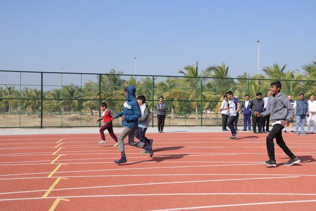 અંતિમ રેખા તરફ જોર લગાવતા દોડવીરો