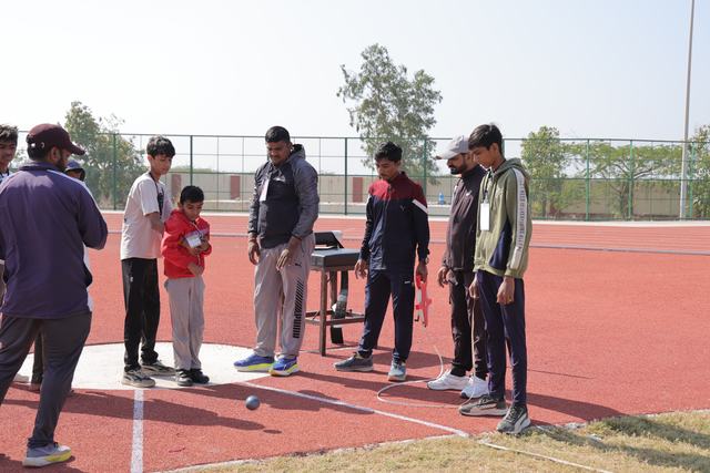 મેદાની સ્પર્ધાઓમાં અધિકારીઓ અને ખેલાડીઓ